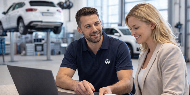 Serviceberater erklärt Kundin den Reparaturauftrag